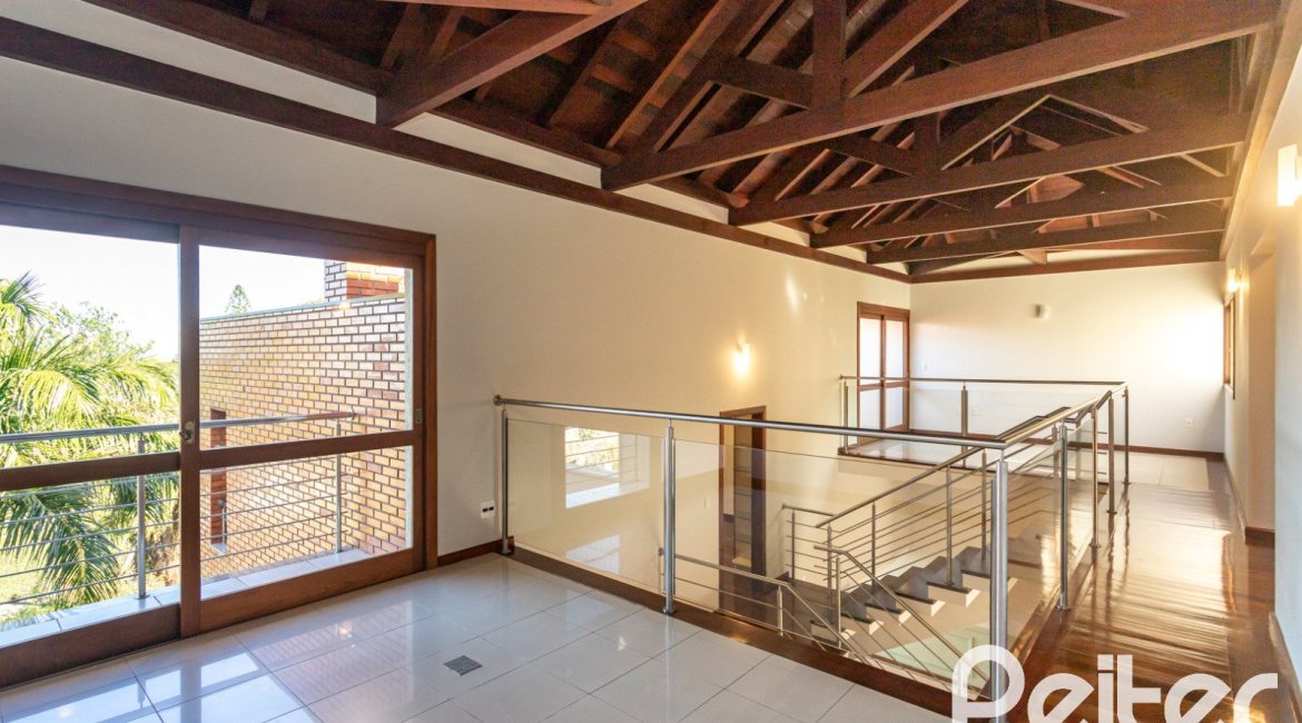 Casa à venda com 355m², 4 dormitórios, 4 suítes, 4 vagas, no bairro Vila Assunção em Porto Alegre
