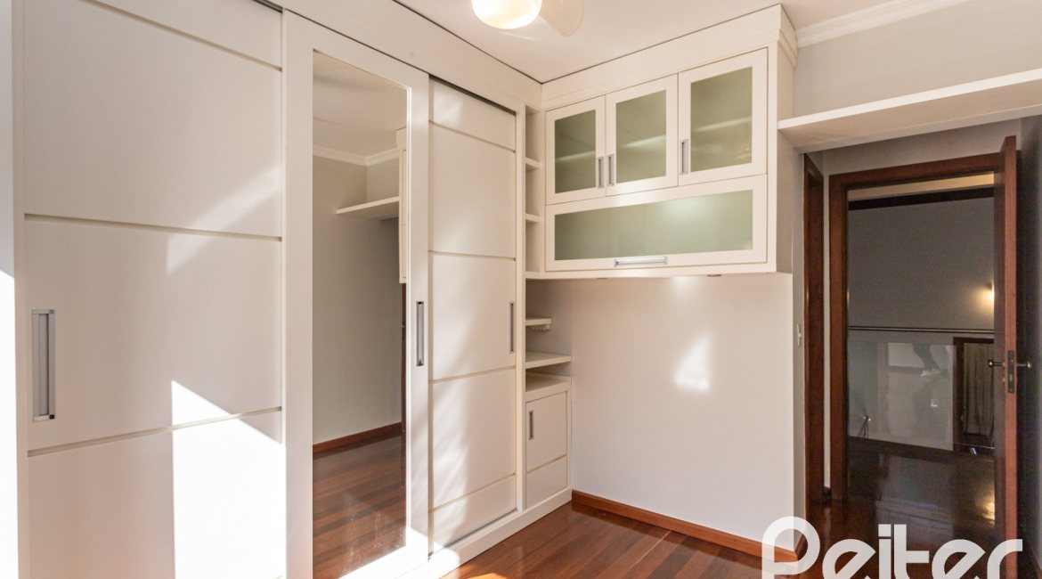 Casa à venda com 355m², 4 dormitórios, 4 suítes, 4 vagas, no bairro Vila Assunção em Porto Alegre