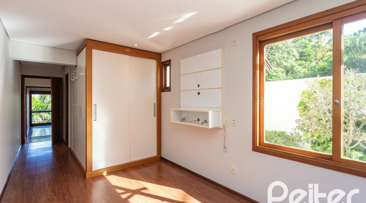 Casa à venda com 355m², 4 dormitórios, 4 suítes, 4 vagas, no bairro Vila Assunção em Porto Alegre