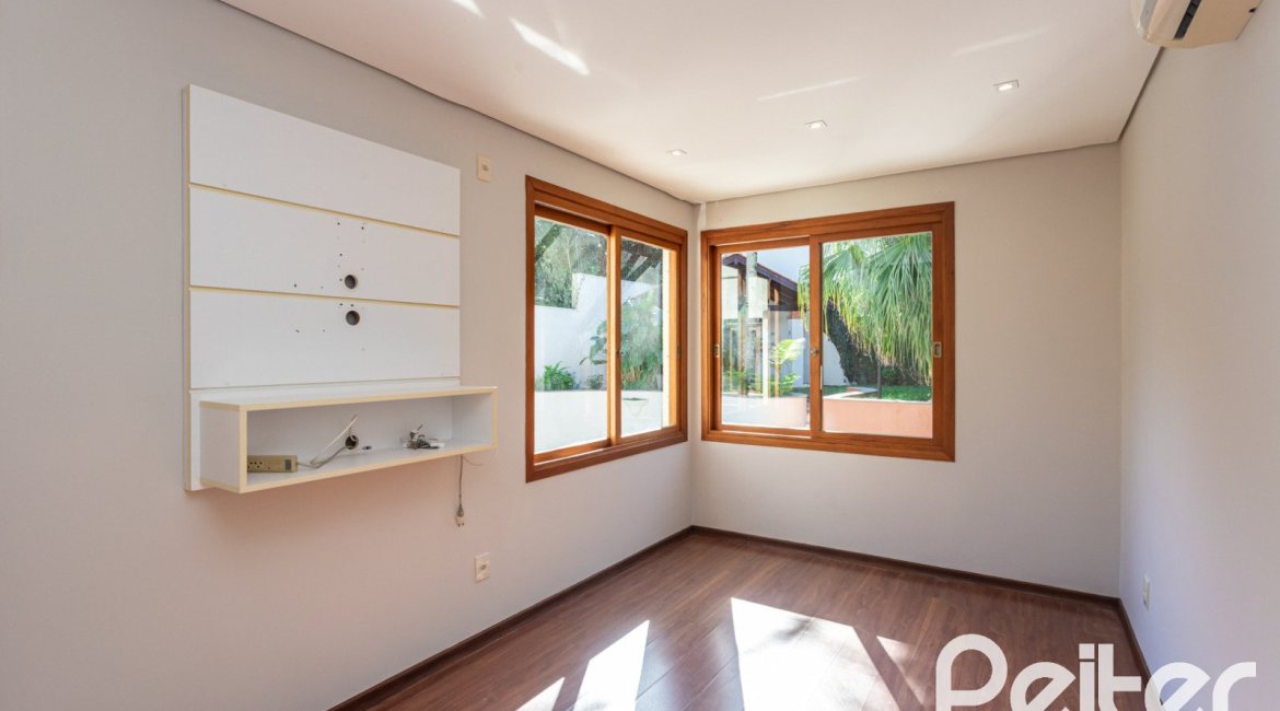 Casa à venda com 355m², 4 dormitórios, 4 suítes, 4 vagas, no bairro Vila Assunção em Porto Alegre