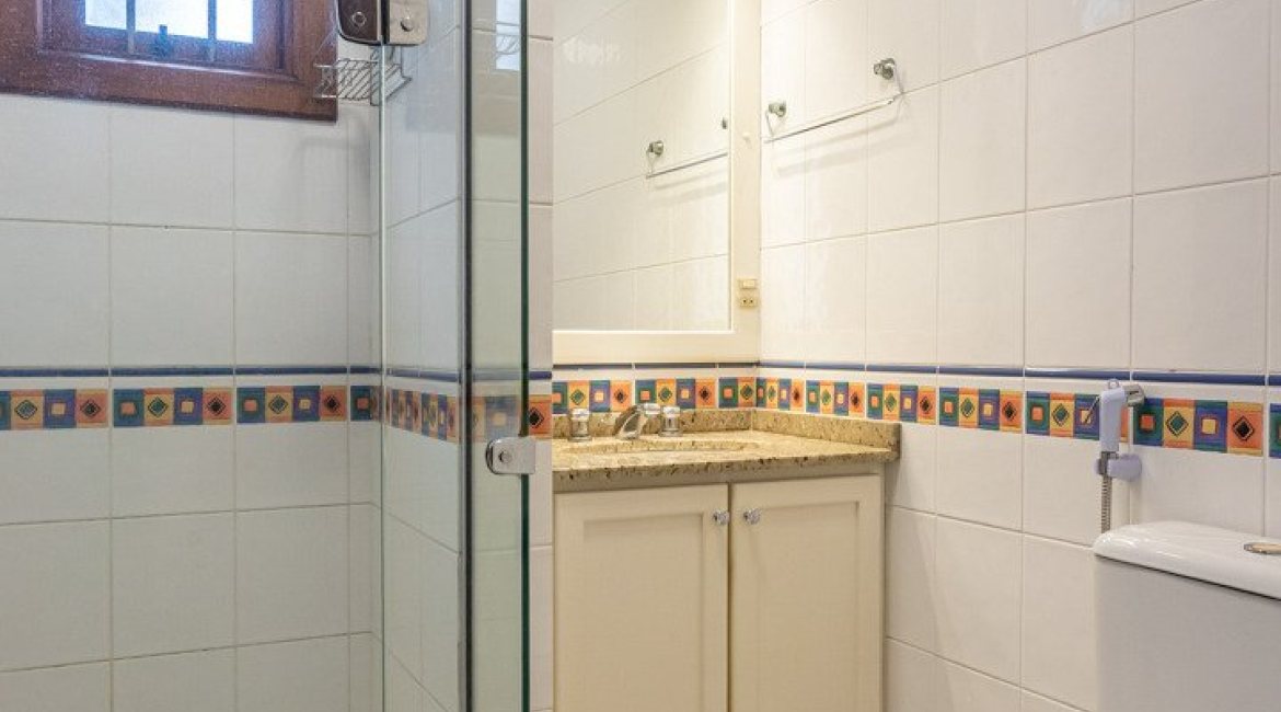 Casa à venda com 355m², 4 dormitórios, 4 suítes, 4 vagas, no bairro Vila Assunção em Porto Alegre
