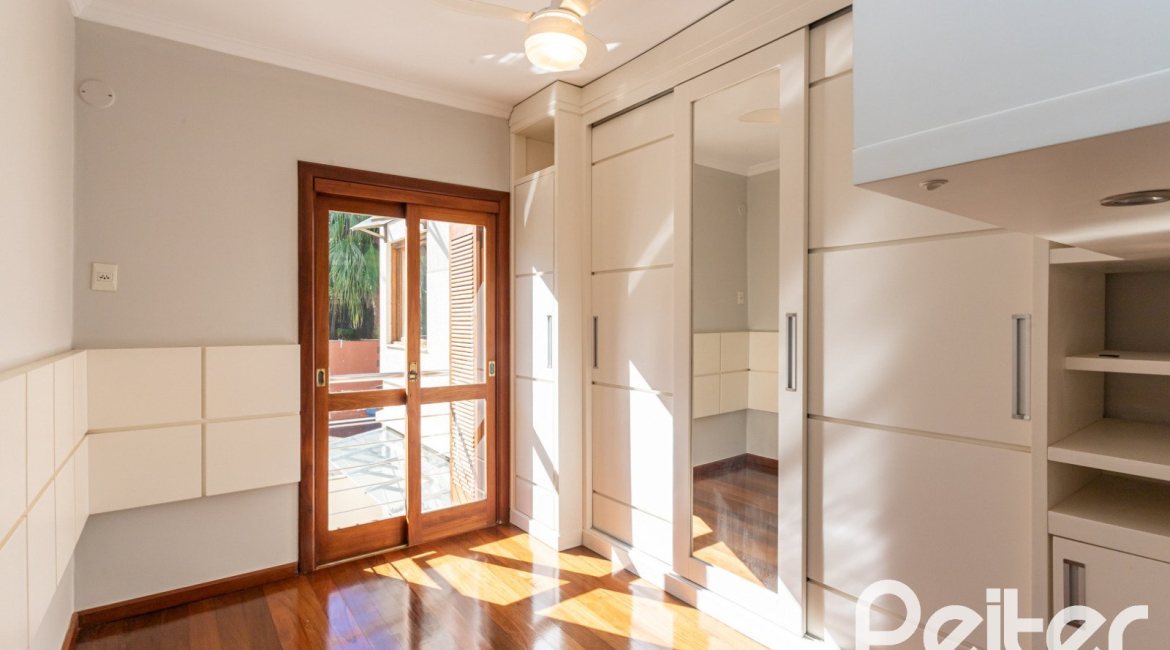 Casa à venda com 355m², 4 dormitórios, 4 suítes, 4 vagas, no bairro Vila Assunção em Porto Alegre
