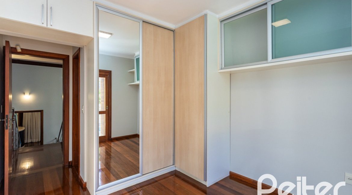 Casa à venda com 355m², 4 dormitórios, 4 suítes, 4 vagas, no bairro Vila Assunção em Porto Alegre