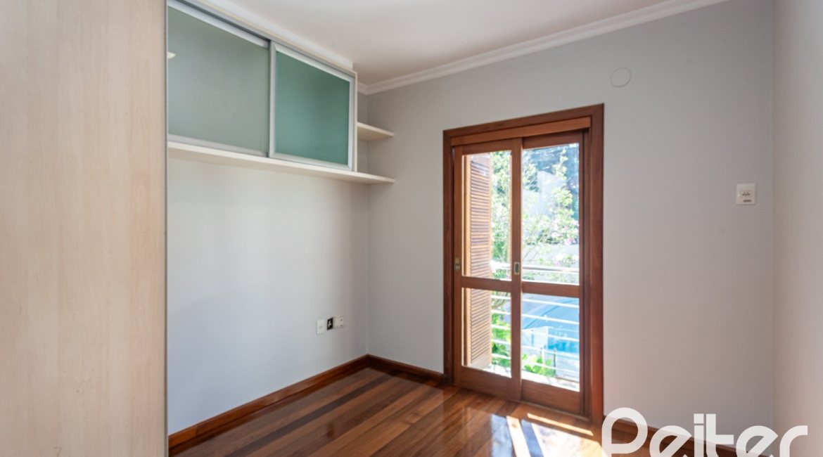 Casa à venda com 355m², 4 dormitórios, 4 suítes, 4 vagas, no bairro Vila Assunção em Porto Alegre