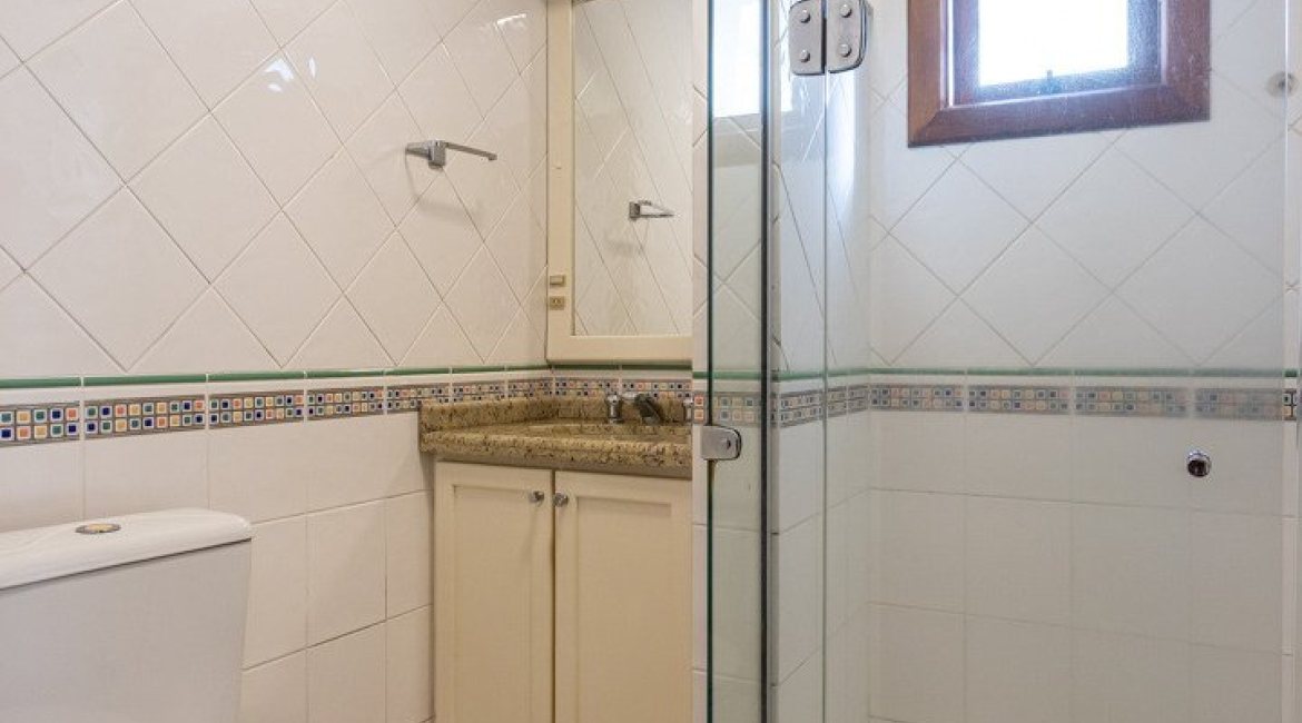 Casa à venda com 355m², 4 dormitórios, 4 suítes, 4 vagas, no bairro Vila Assunção em Porto Alegre