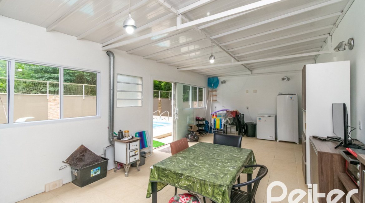 Casa em Condomínio à venda com 213m², 4 dormitórios, 3 suítes, 4 vagas, no bairro Vila Nova em Porto Alegre