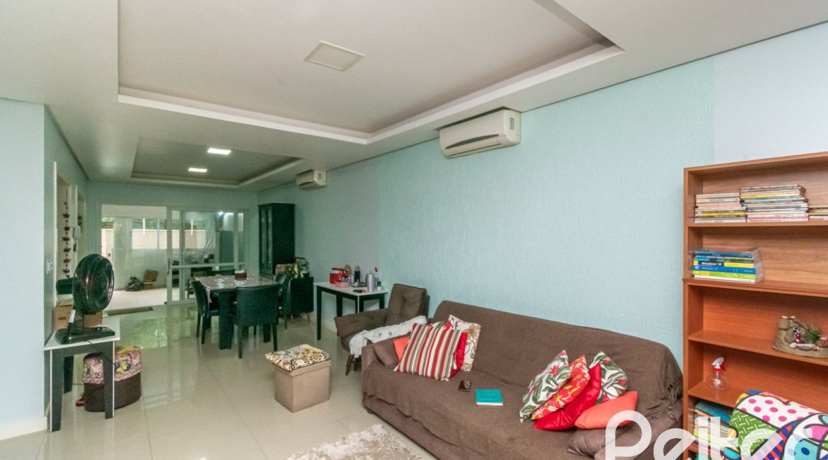 Casa em Condomínio à venda com 213m², 4 dormitórios, 3 suítes, 4 vagas, no bairro Vila Nova em Porto Alegre