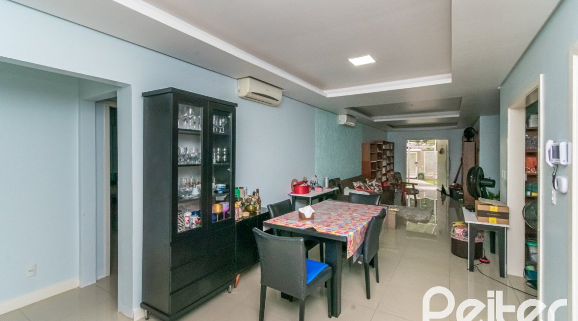 Casa em Condomínio à venda com 213m², 4 dormitórios, 3 suítes, 4 vagas, no bairro Vila Nova em Porto Alegre