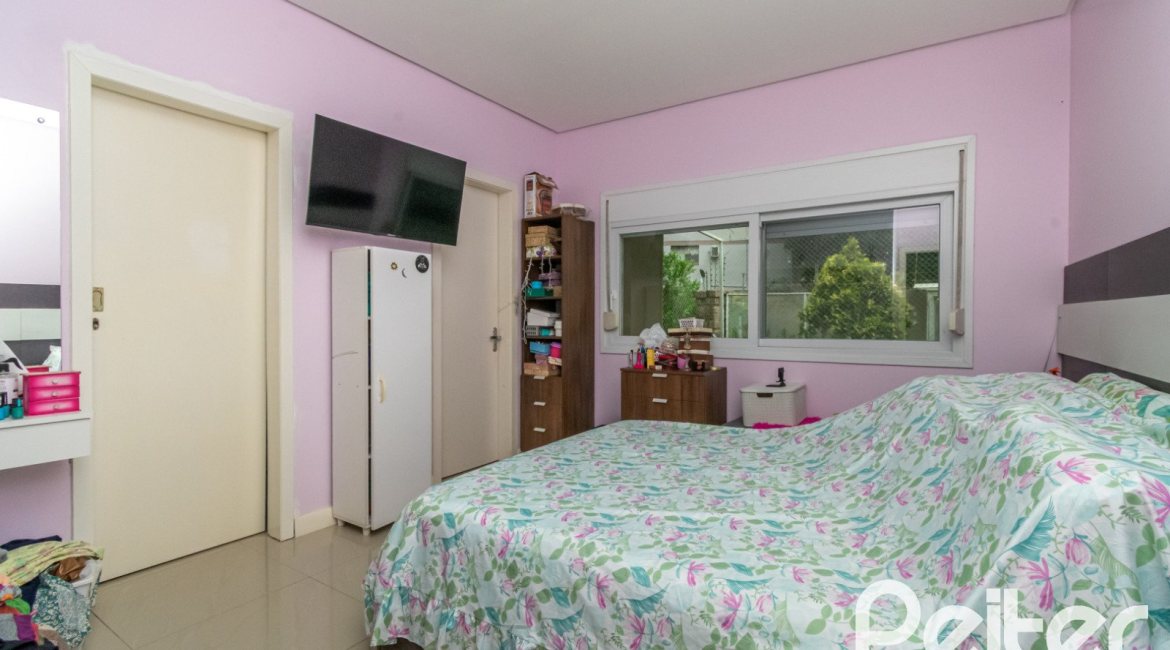 Casa em Condomínio à venda com 213m², 4 dormitórios, 3 suítes, 4 vagas, no bairro Vila Nova em Porto Alegre