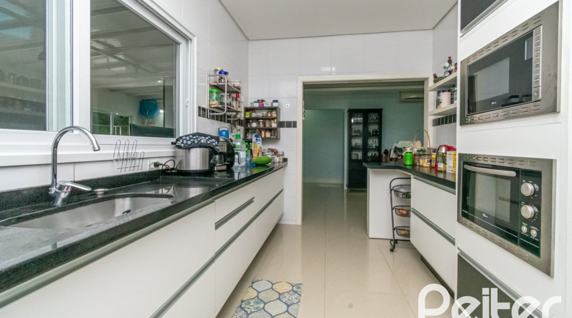 Casa em Condomínio à venda com 213m², 4 dormitórios, 3 suítes, 4 vagas, no bairro Vila Nova em Porto Alegre