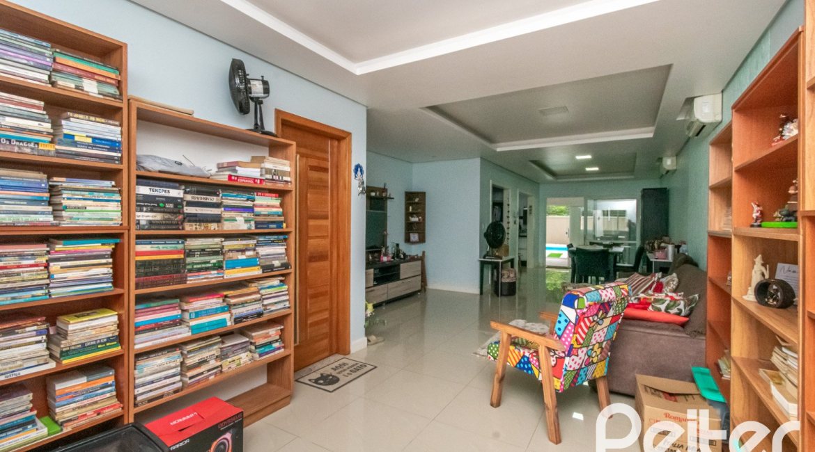 Casa em Condomínio à venda com 213m², 4 dormitórios, 3 suítes, 4 vagas, no bairro Vila Nova em Porto Alegre