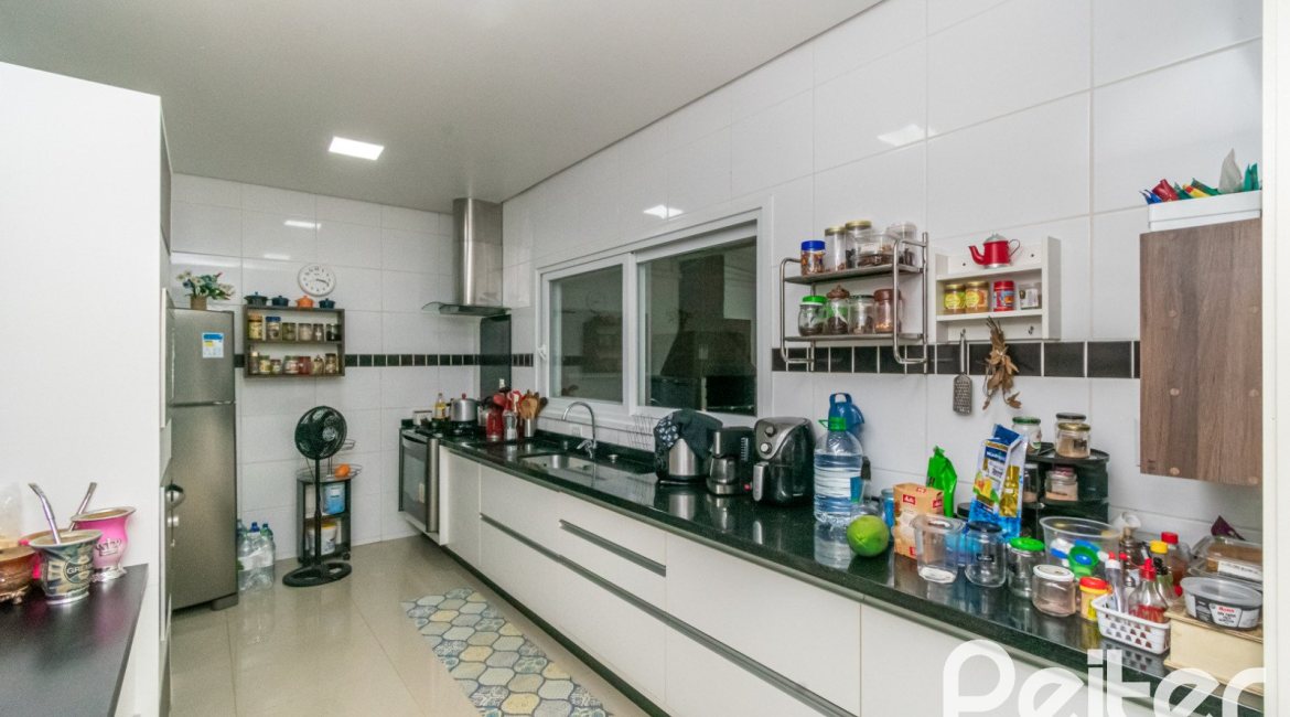 Casa em Condomínio à venda com 213m², 4 dormitórios, 3 suítes, 4 vagas, no bairro Vila Nova em Porto Alegre