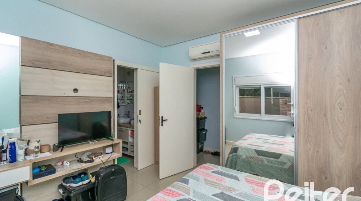 Casa em Condomínio à venda com 213m², 4 dormitórios, 3 suítes, 4 vagas, no bairro Vila Nova em Porto Alegre