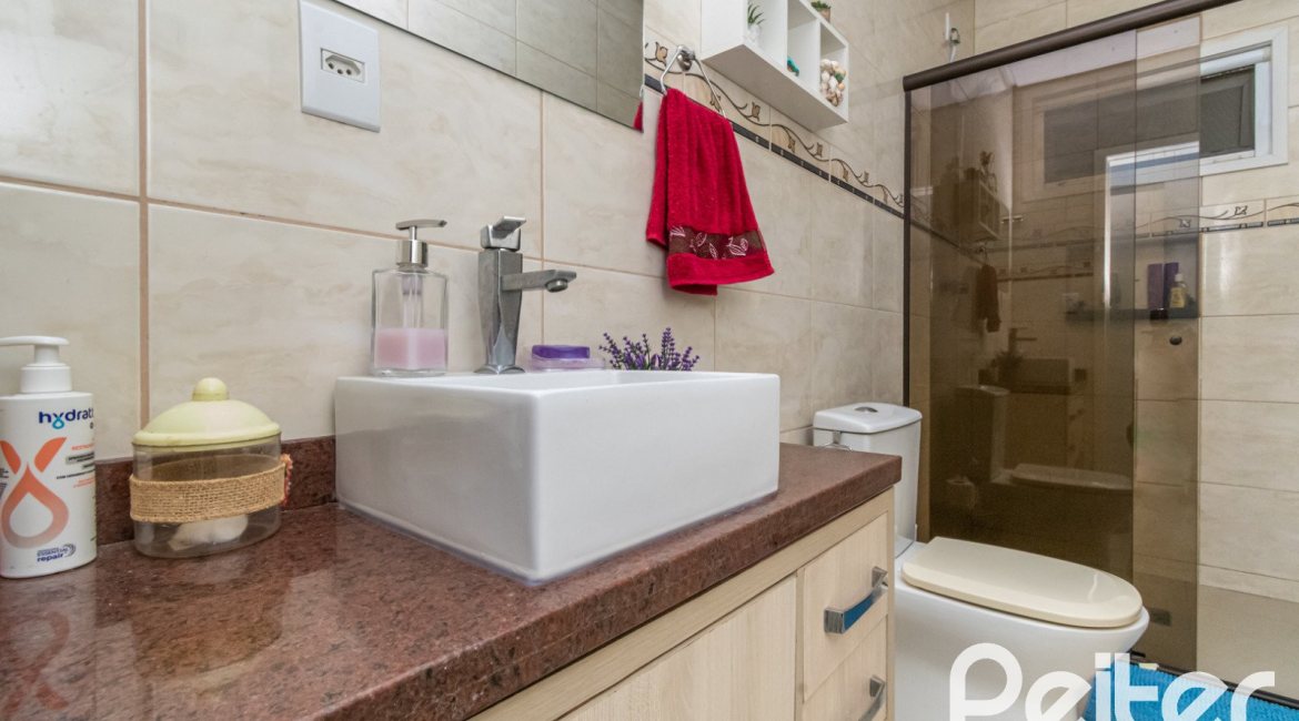 Casa em Condomínio à venda com 213m², 4 dormitórios, 3 suítes, 4 vagas, no bairro Vila Nova em Porto Alegre