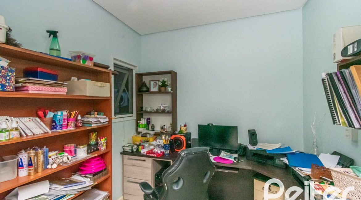 Casa em Condomínio à venda com 213m², 4 dormitórios, 3 suítes, 4 vagas, no bairro Vila Nova em Porto Alegre