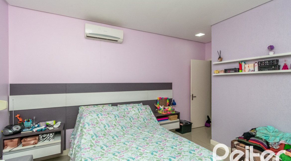 Casa em Condomínio à venda com 213m², 4 dormitórios, 3 suítes, 4 vagas, no bairro Vila Nova em Porto Alegre