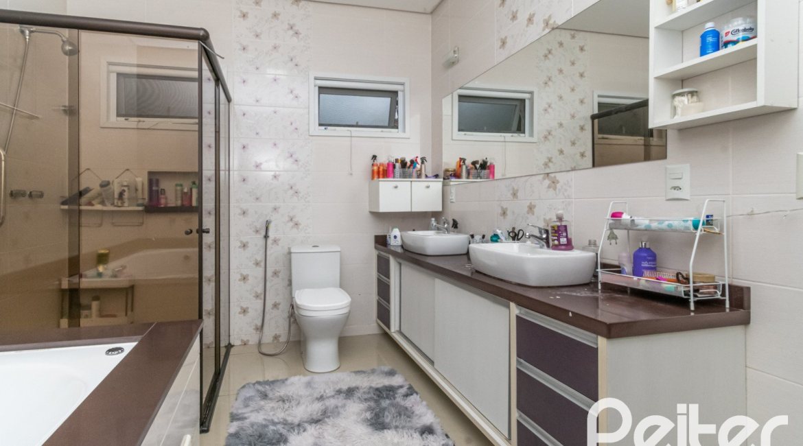 Casa em Condomínio à venda com 213m², 4 dormitórios, 3 suítes, 4 vagas, no bairro Vila Nova em Porto Alegre