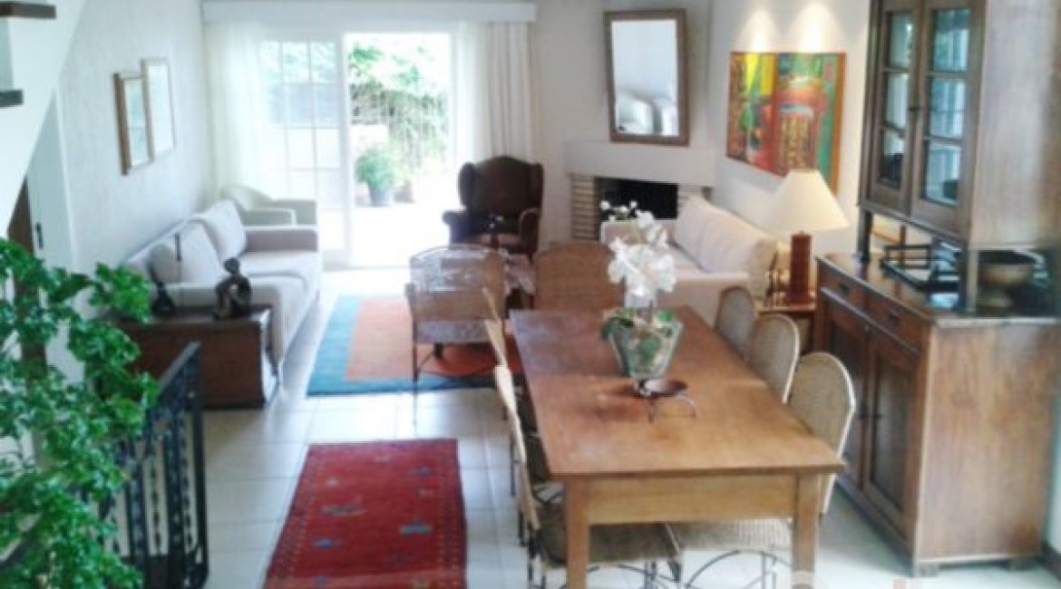 Casa em Condomínio à venda com 270m², 3 dormitórios, 1 suíte, 2 vagas, no bairro Tristeza em Porto Alegre