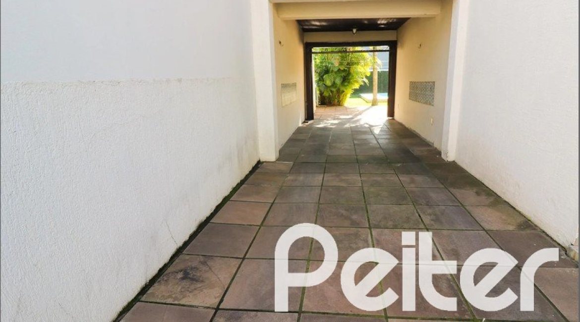 Casa à venda com 179m², 3 dormitórios, 1 suíte, 3 vagas, no bairro Tristeza em Porto Alegre