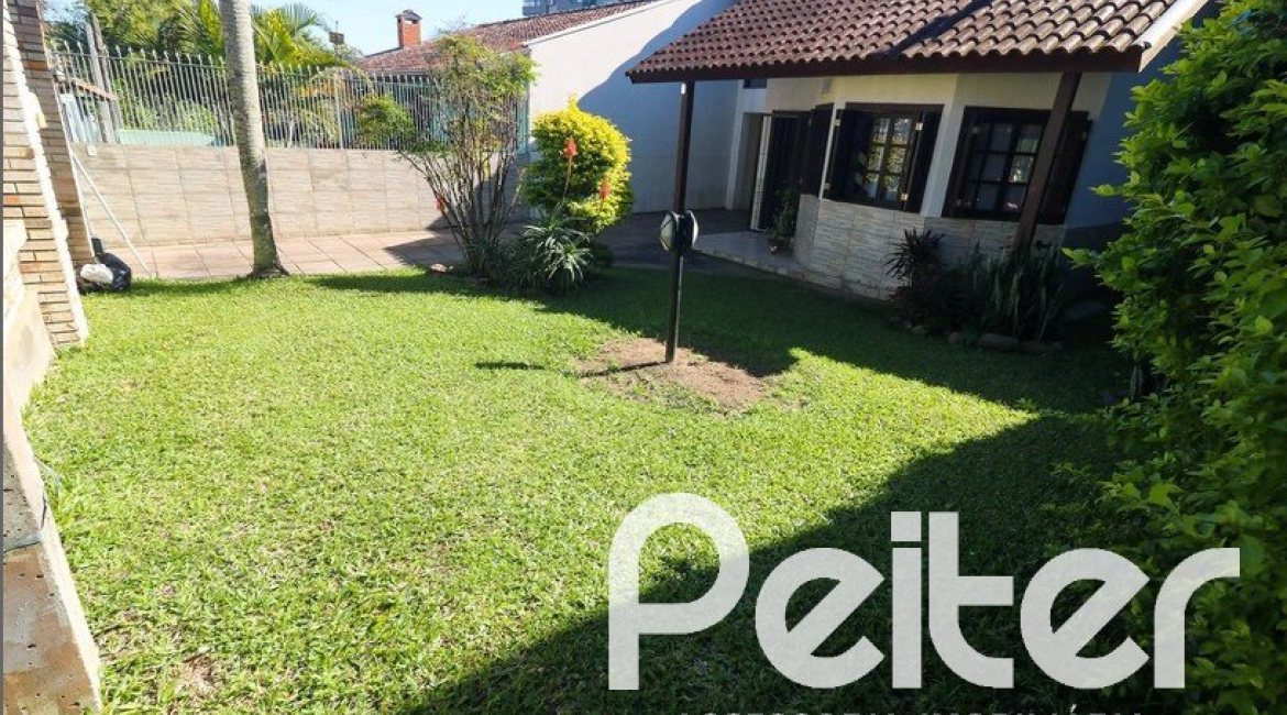 Casa à venda com 179m², 3 dormitórios, 1 suíte, 3 vagas, no bairro Tristeza em Porto Alegre
