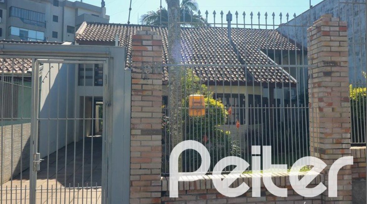 Casa à venda com 179m², 3 dormitórios, 1 suíte, 3 vagas, no bairro Tristeza em Porto Alegre