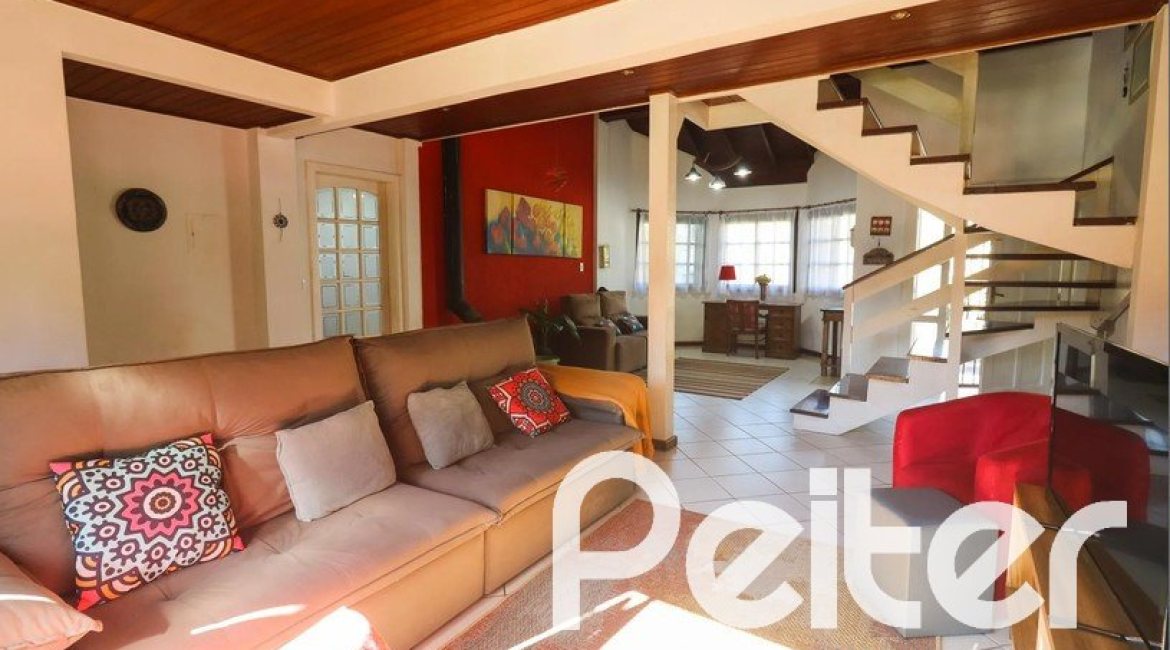 Casa à venda com 179m², 3 dormitórios, 1 suíte, 3 vagas, no bairro Tristeza em Porto Alegre