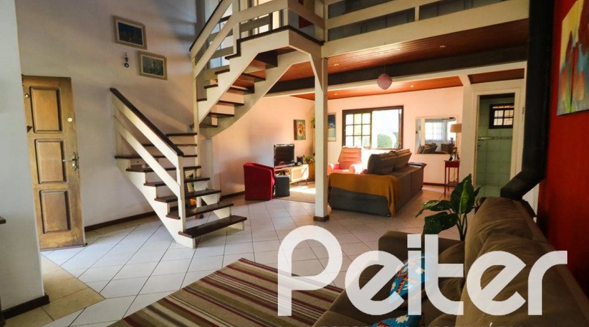 Casa à venda com 179m², 3 dormitórios, 1 suíte, 3 vagas, no bairro Tristeza em Porto Alegre