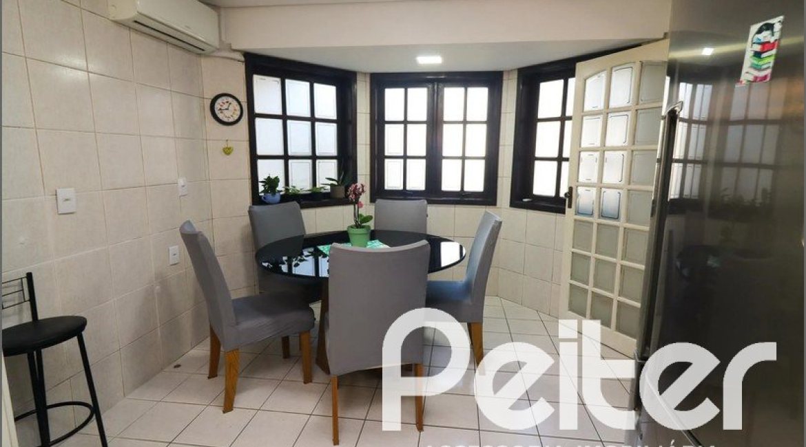 Casa à venda com 179m², 3 dormitórios, 1 suíte, 3 vagas, no bairro Tristeza em Porto Alegre