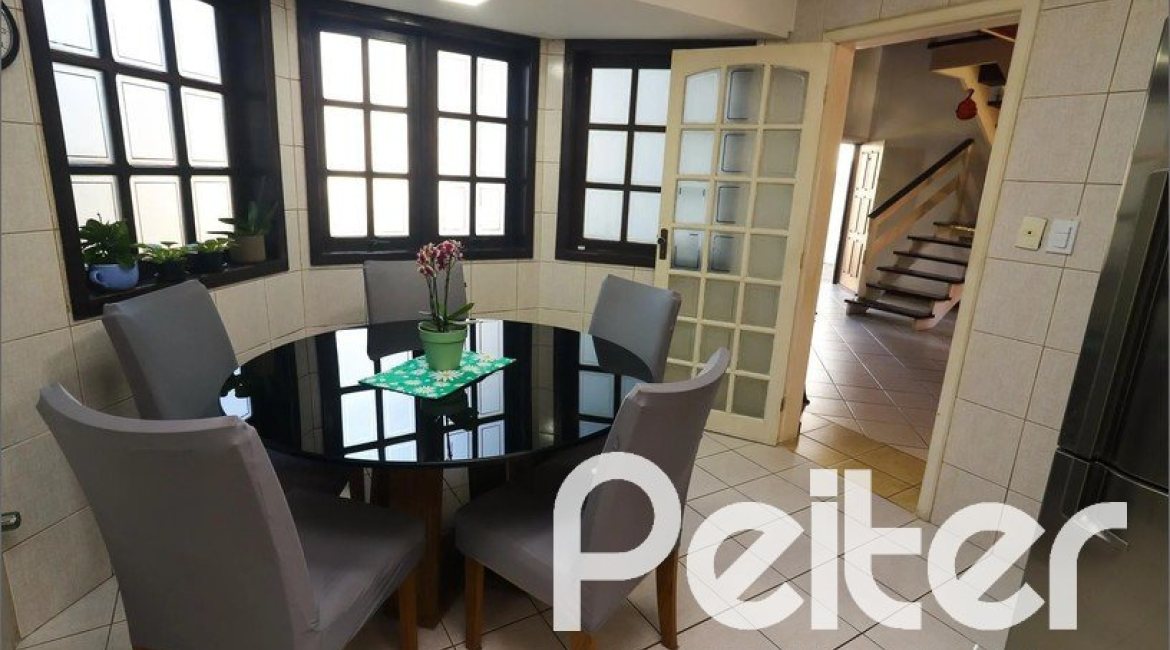 Casa à venda com 179m², 3 dormitórios, 1 suíte, 3 vagas, no bairro Tristeza em Porto Alegre