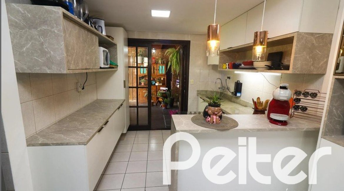 Casa à venda com 179m², 3 dormitórios, 1 suíte, 3 vagas, no bairro Tristeza em Porto Alegre