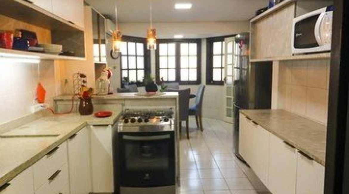 Casa à venda com 179m², 3 dormitórios, 1 suíte, 3 vagas, no bairro Tristeza em Porto Alegre
