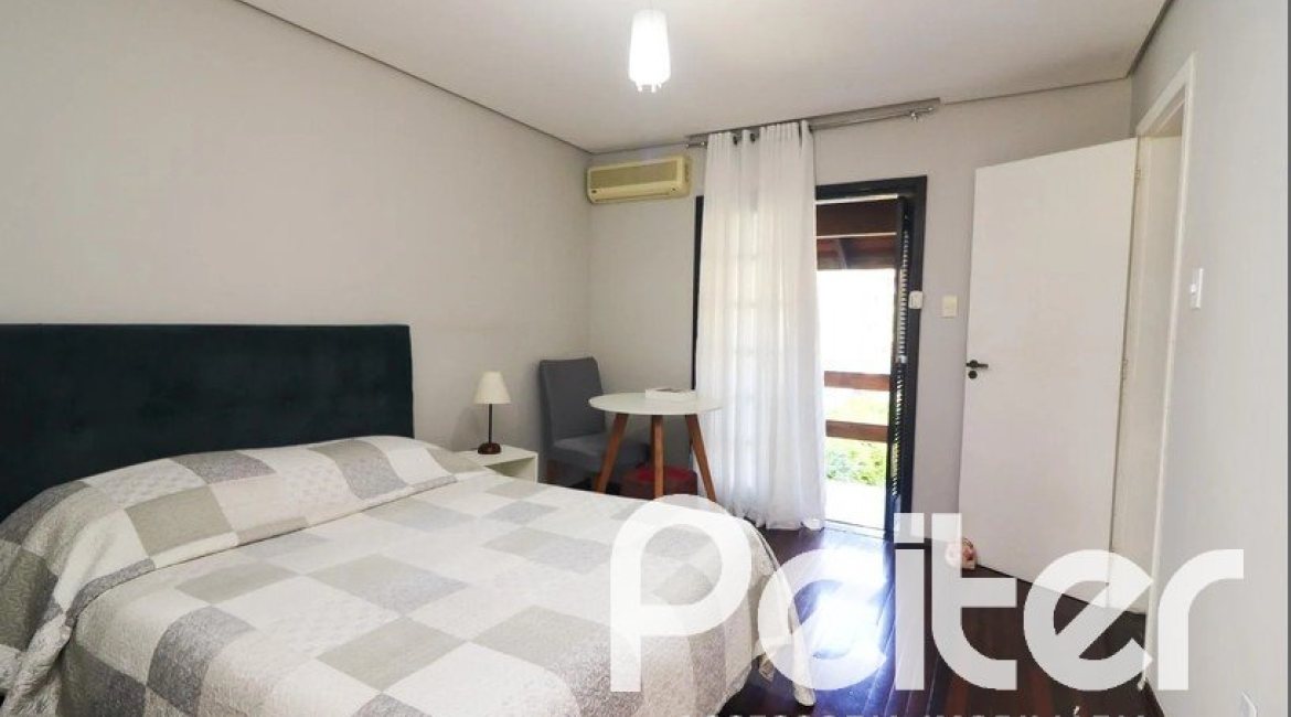 Casa à venda com 179m², 3 dormitórios, 1 suíte, 3 vagas, no bairro Tristeza em Porto Alegre