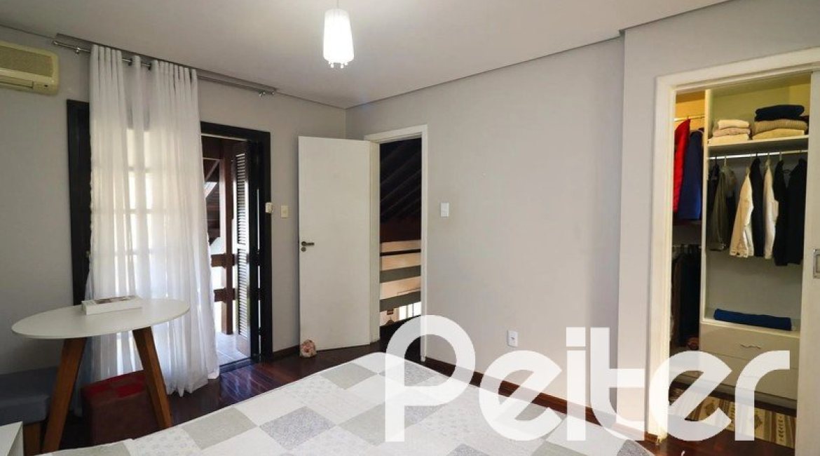 Casa à venda com 179m², 3 dormitórios, 1 suíte, 3 vagas, no bairro Tristeza em Porto Alegre