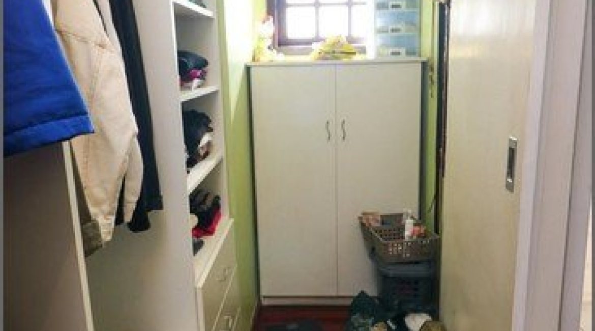 Casa à venda com 179m², 3 dormitórios, 1 suíte, 3 vagas, no bairro Tristeza em Porto Alegre