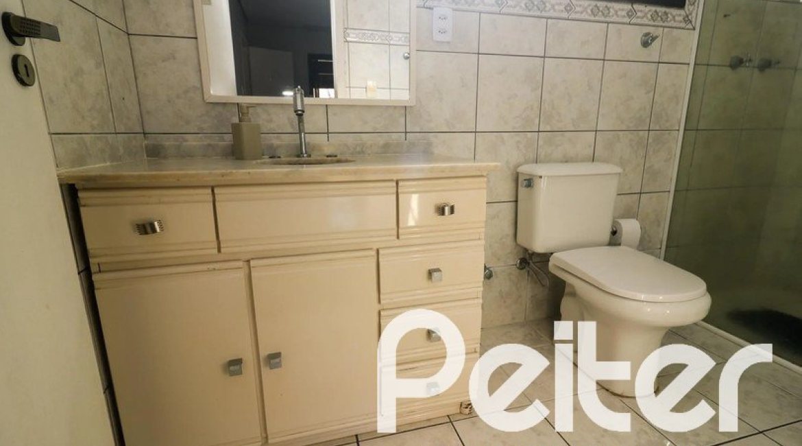 Casa à venda com 179m², 3 dormitórios, 1 suíte, 3 vagas, no bairro Tristeza em Porto Alegre
