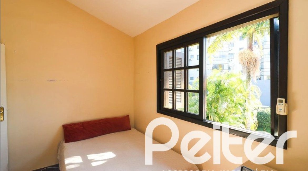 Casa à venda com 179m², 3 dormitórios, 1 suíte, 3 vagas, no bairro Tristeza em Porto Alegre