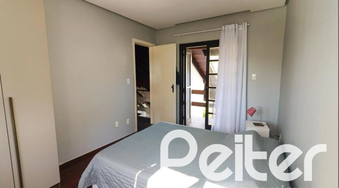 Casa à venda com 179m², 3 dormitórios, 1 suíte, 3 vagas, no bairro Tristeza em Porto Alegre