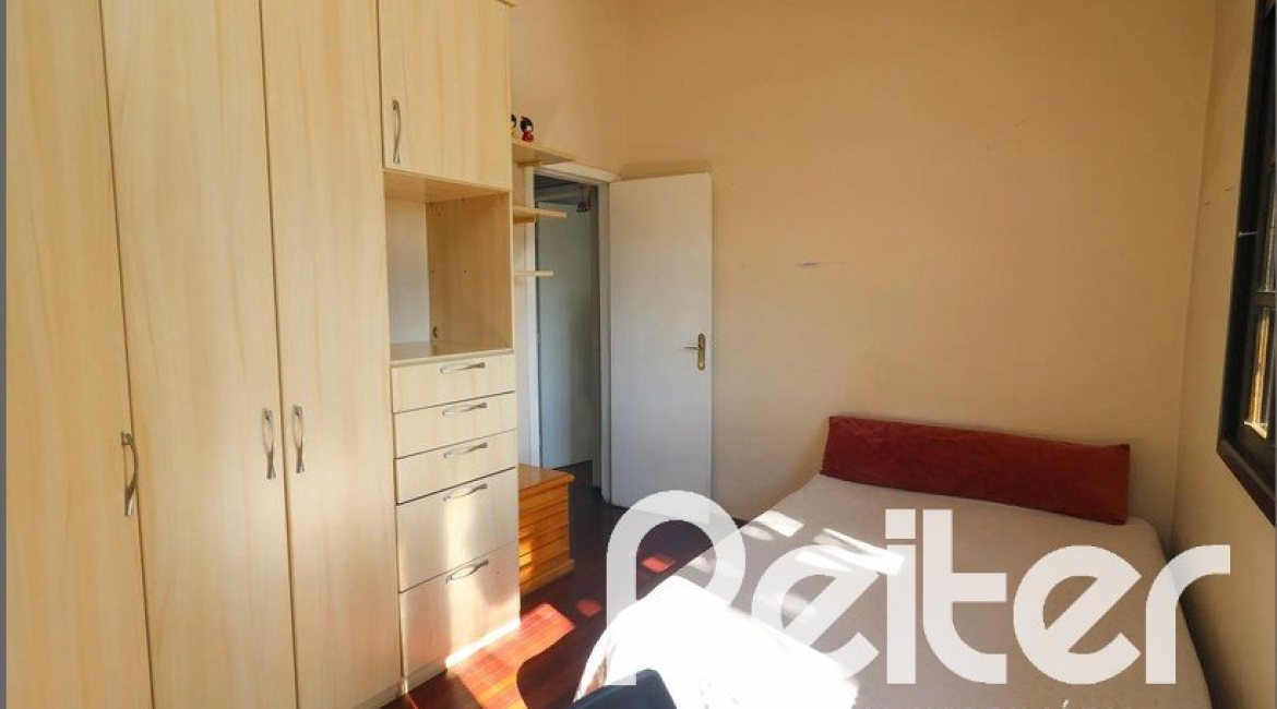 Casa à venda com 179m², 3 dormitórios, 1 suíte, 3 vagas, no bairro Tristeza em Porto Alegre