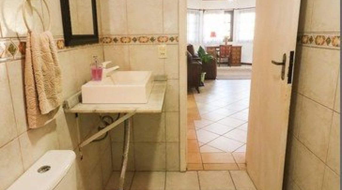 Casa à venda com 179m², 3 dormitórios, 1 suíte, 3 vagas, no bairro Tristeza em Porto Alegre