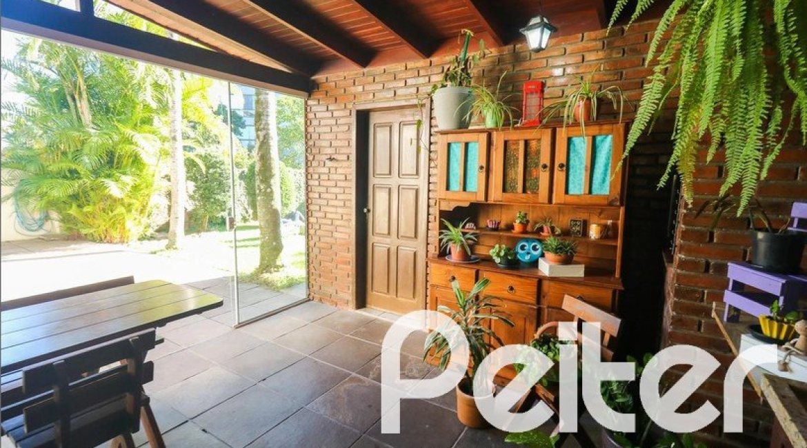 Casa à venda com 179m², 3 dormitórios, 1 suíte, 3 vagas, no bairro Tristeza em Porto Alegre
