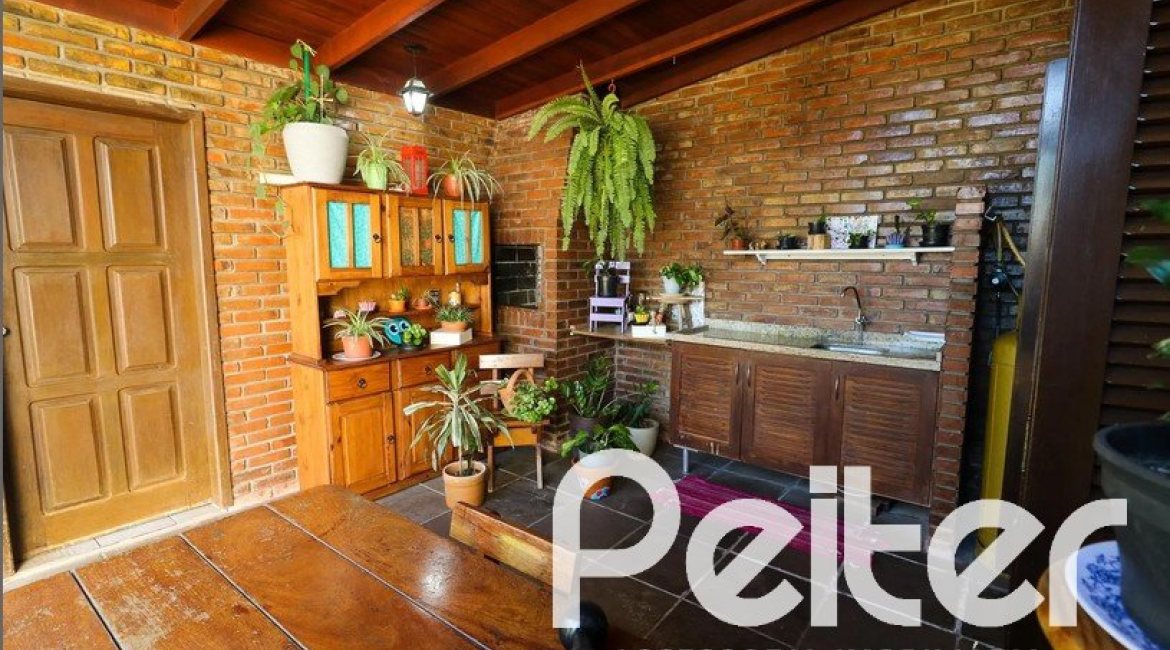 Casa à venda com 179m², 3 dormitórios, 1 suíte, 3 vagas, no bairro Tristeza em Porto Alegre