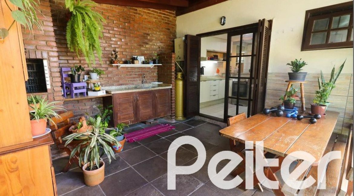 Casa à venda com 179m², 3 dormitórios, 1 suíte, 3 vagas, no bairro Tristeza em Porto Alegre