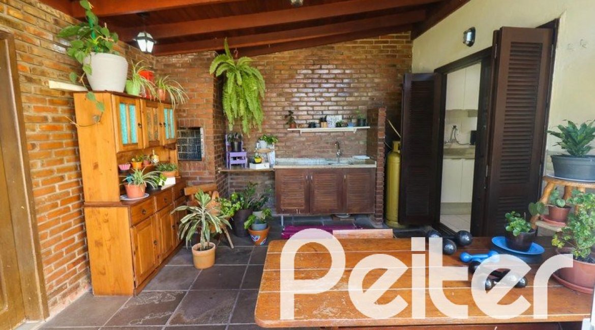 Casa à venda com 179m², 3 dormitórios, 1 suíte, 3 vagas, no bairro Tristeza em Porto Alegre