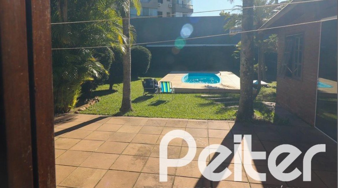 Casa à venda com 179m², 3 dormitórios, 1 suíte, 3 vagas, no bairro Tristeza em Porto Alegre