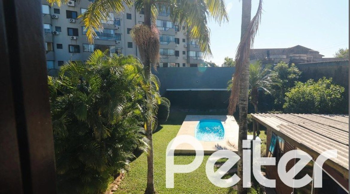 Casa à venda com 179m², 3 dormitórios, 1 suíte, 3 vagas, no bairro Tristeza em Porto Alegre