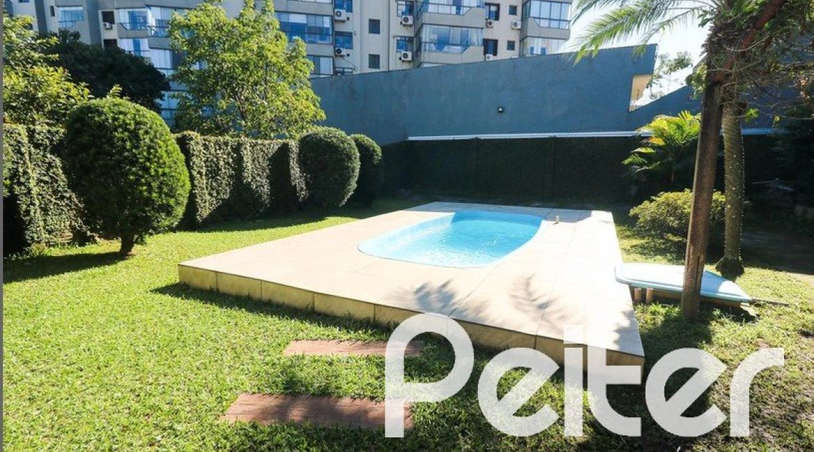 Casa à venda com 179m², 3 dormitórios, 1 suíte, 3 vagas, no bairro Tristeza em Porto Alegre