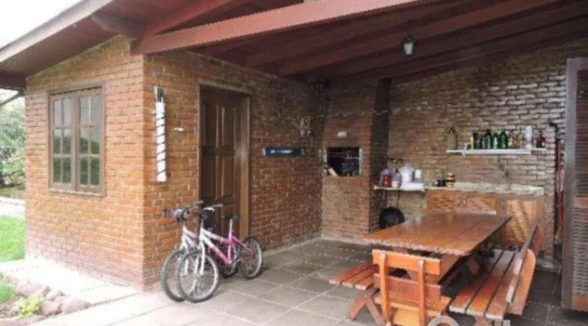 Casa à venda com 179m², 3 dormitórios, 1 suíte, 3 vagas, no bairro Tristeza em Porto Alegre