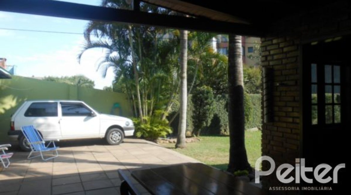 Casa à venda com 179m², 3 dormitórios, 1 suíte, 3 vagas, no bairro Tristeza em Porto Alegre