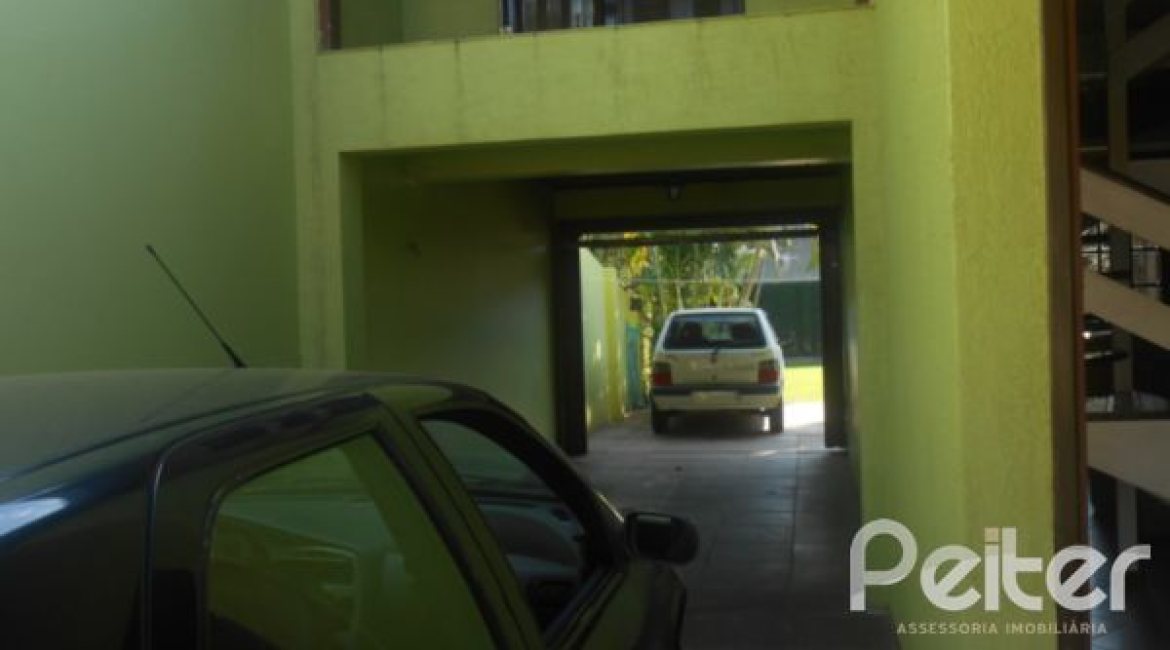 Casa à venda com 179m², 3 dormitórios, 1 suíte, 3 vagas, no bairro Tristeza em Porto Alegre