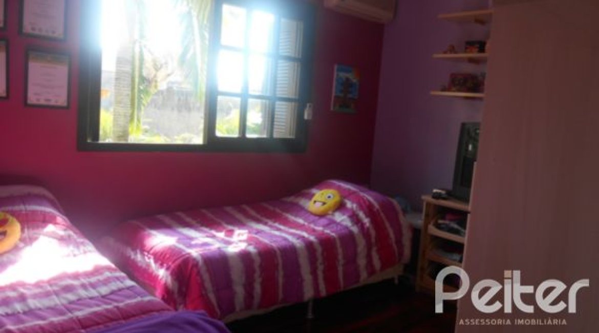 Casa à venda com 179m², 3 dormitórios, 1 suíte, 3 vagas, no bairro Tristeza em Porto Alegre